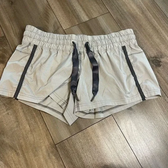 Lululemon Black Pattern Athletic Workout Shorts Women 6 Bin M-70 - Picture 1 of 5